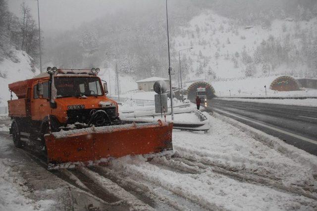 Bolu Dağı’nda Kar Yağışı Aralıksız Devam Ediyor