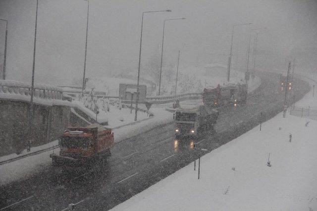 Bolu Dağı’nda Kar Yağışı Aralıksız Devam Ediyor