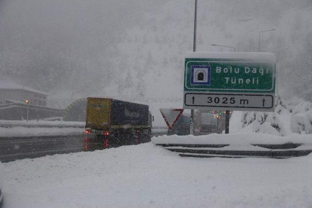 Bolu Dağı’nda Kar Yağışı Aralıksız Devam Ediyor