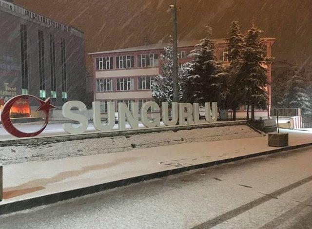 Sungurlu İlçe Merkezine İlk Kar Yağdı