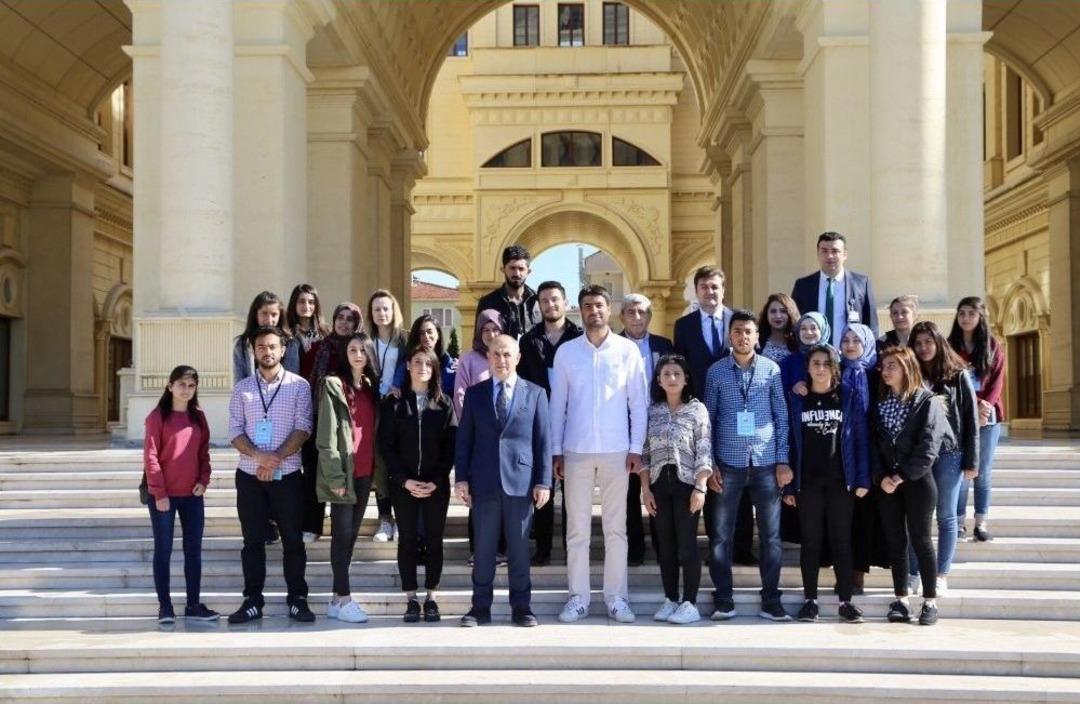 Vanlı &Ouml;ğrencilerin Sosyal Medyadan İsteğini B&uuml;y&uuml;k&ccedil;ekmece Belediye Başkanı Hasan Akg&uuml;n Yerine Getirdi