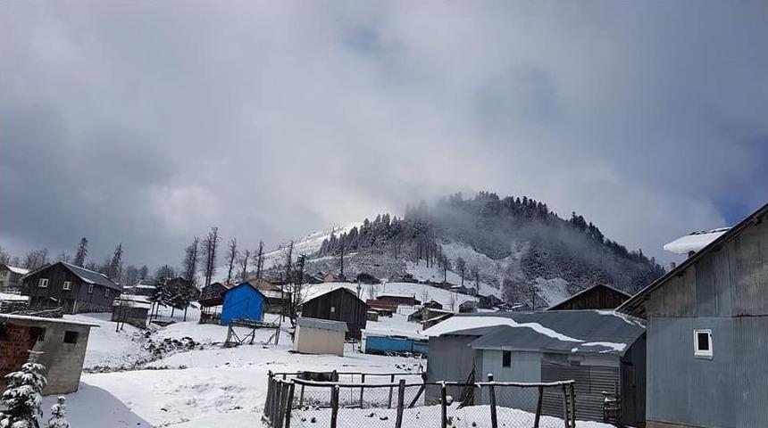 Bahar Ortasında Dikmen&rsquo;e Kar Yağdı