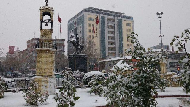 Niğde Güne Karla Uyandı