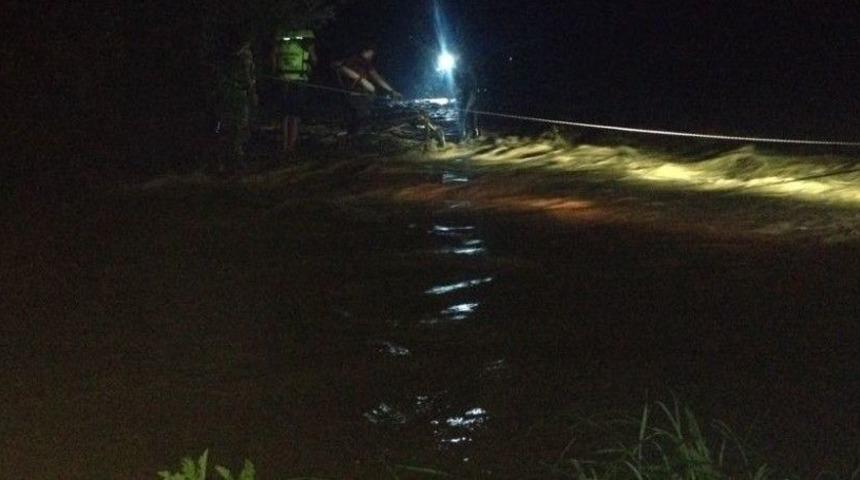 &Ccedil;ayda Balık Avlarken Su Seviyesi Y&uuml;kselince Mahsur Kaldılar