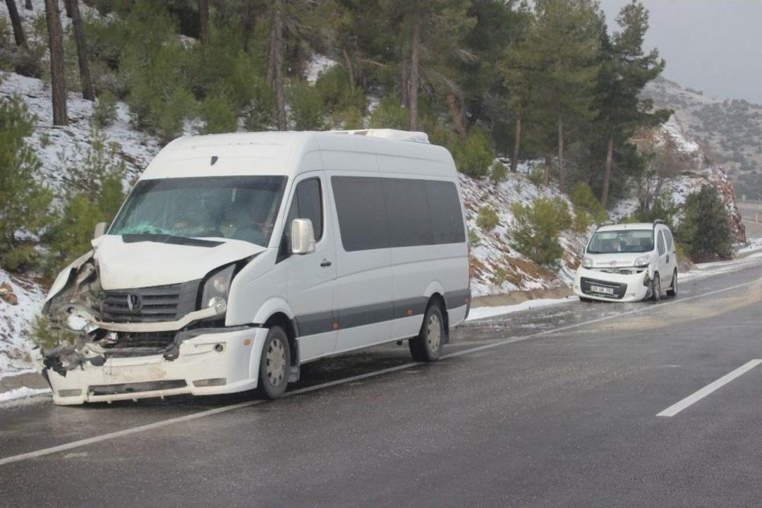 Denizli-antalya Karayolunda Ulaşıma Kar Ve Sis Engeli