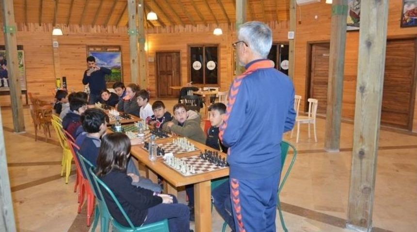 Gediz&rsquo;de Satran&ccedil; Turnuvası