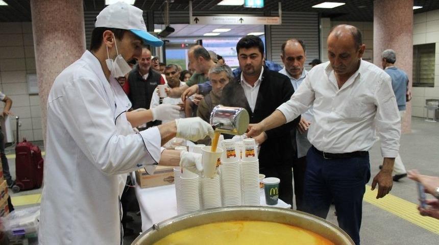 İftara Yetişemeyenler Marmaray’da Oruçlarını Açtı