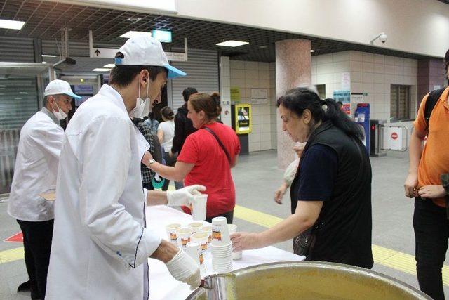 İftara Yetişemeyenler Marmaray’da Oruçlarını Açtı