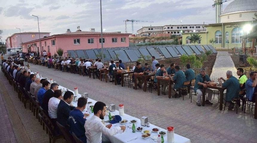 Cezaevi İftarında İlahi Ve Marşlar Mest Etti