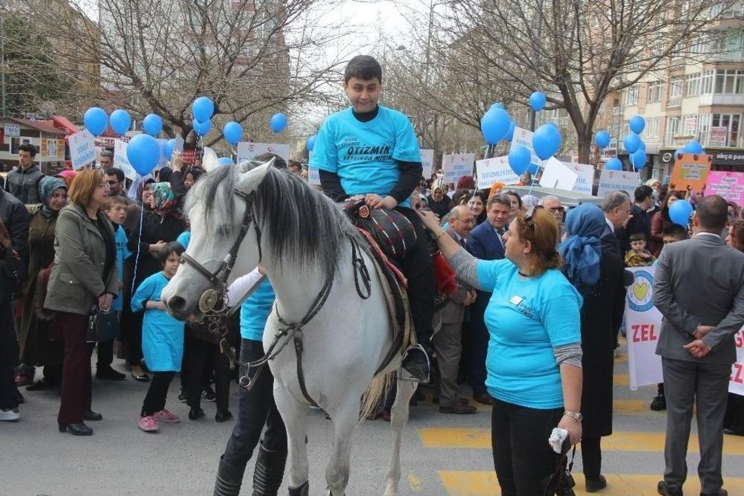 Otizme Dikkat &Ccedil;ekmek İ&ccedil;in Y&uuml;r&uuml;d&uuml;ler