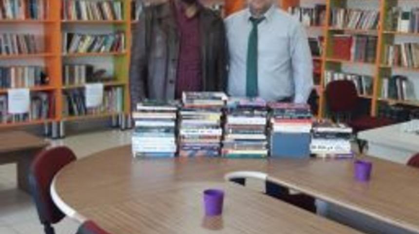 Burhaniye&rsquo;de Emekli M&uuml;d&uuml;r Okula Kitap Bağışladı