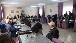 Üniversiteliler Huzurevi Yemekhanesini Donattı