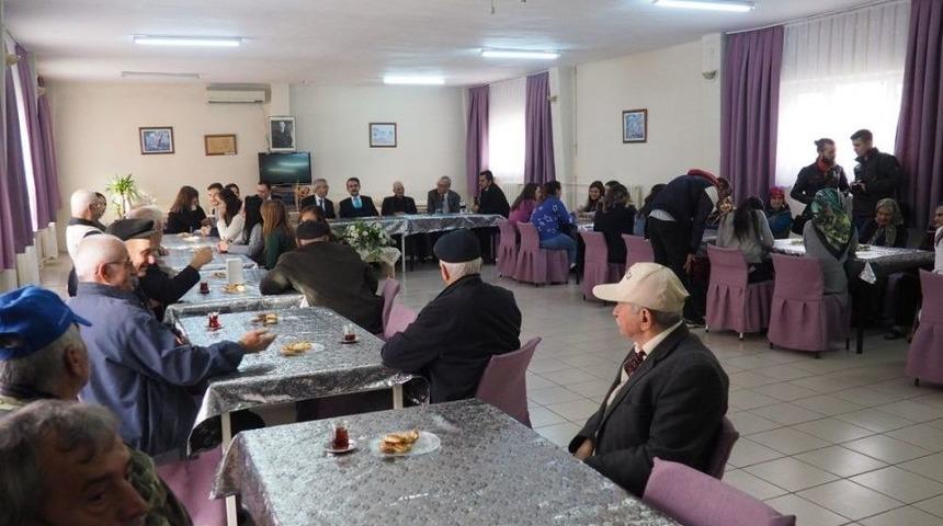 Üniversiteliler Huzurevi Yemekhanesini Donattı