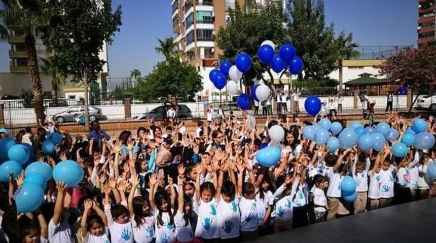&Ouml;ğrenciler &lsquo;otizme Farkındalık&rsquo; İ&ccedil;in G&ouml;ky&uuml;z&uuml;ne Mavi Balon Bıraktı