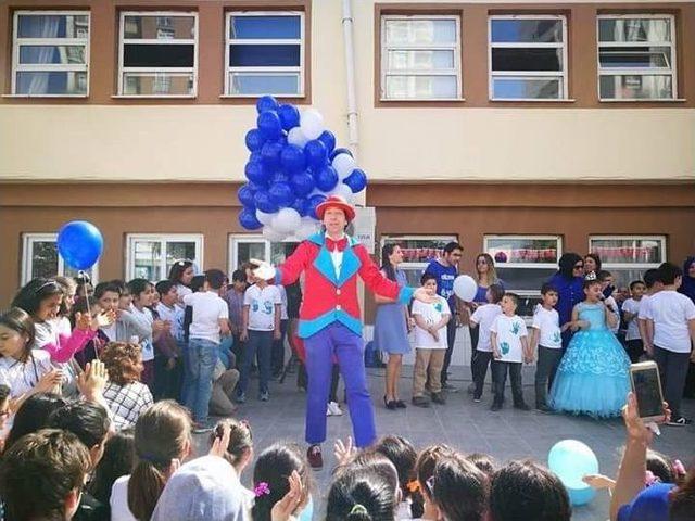 Öğrenciler ‘otizme Farkındalık’ İçin Gökyüzüne Mavi Balon Bıraktı