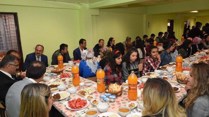 &Ccedil;atak&rsquo;ta Lise &Ouml;ğrencilerine İftar Yemeği