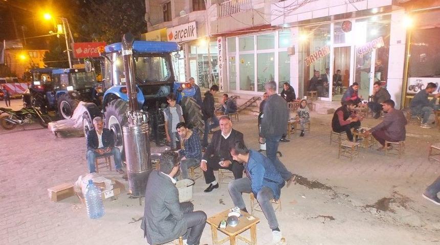 Semaver Çayı Satarak Geçimlerini Sağlıyorlar