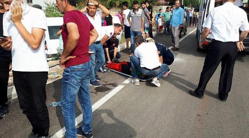 Demre&rsquo;de &Ouml;ğrenci Servisi Kaza Yaptı: 5 &Ouml;ğrenci Yaralı