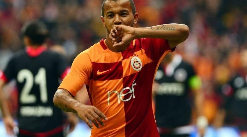Galatasaray&rsquo;da Defans, Orta Sahadan Daha &Ccedil;ok Atıyor