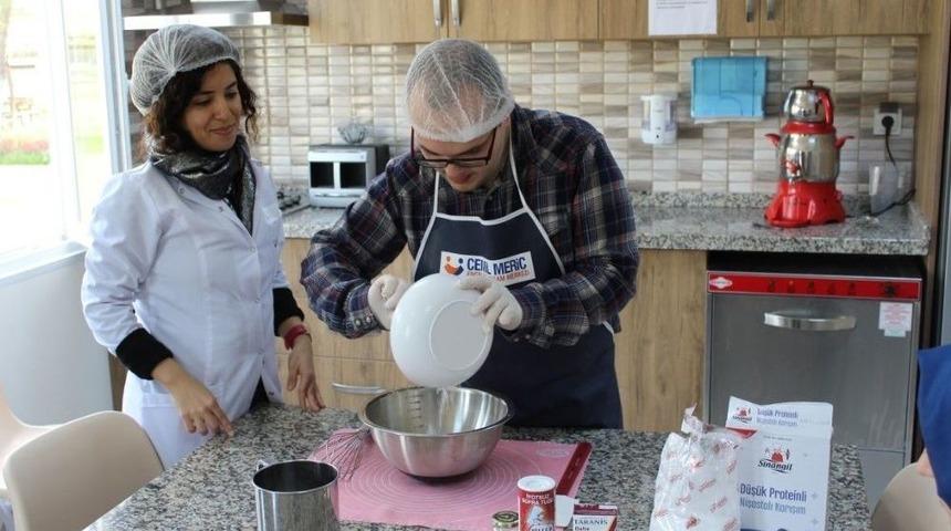 Fenilketon&uuml;ri Hastası G&ouml;rkem, Kendi Yemeğini Yapıyor