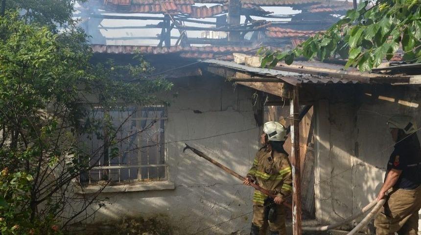 Metruk Evde &Ccedil;ıkan Yangın Korkuttu