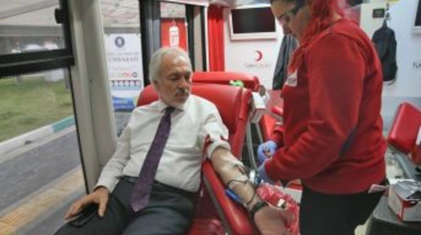 Başkan Kamil Sara&ccedil;oğlu, Kan Bağışında Bulundu
