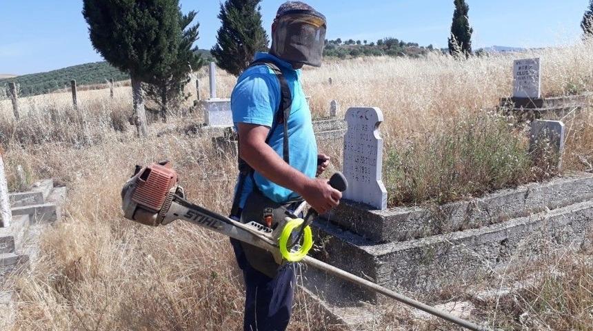 Salihli&rsquo;deki Mezarlar Bayrama Hazırlanıyor