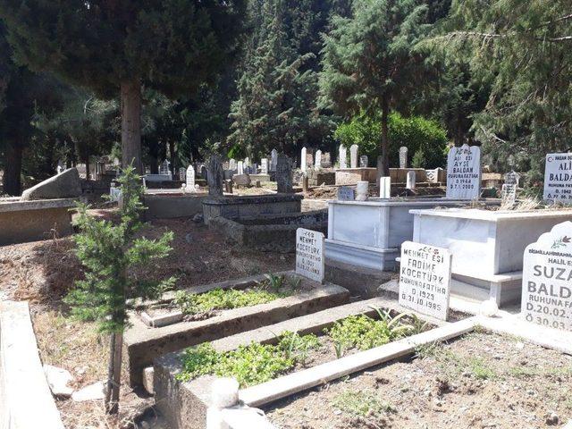 Salihli’deki Mezarlar Bayrama Hazırlanıyor