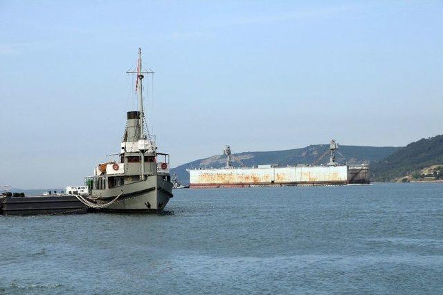 Römorkör Ve Yedeğindeki Boyu 470 Metre Olan Askeri Havuz Çanakkale Boğazı’ndan Geçti