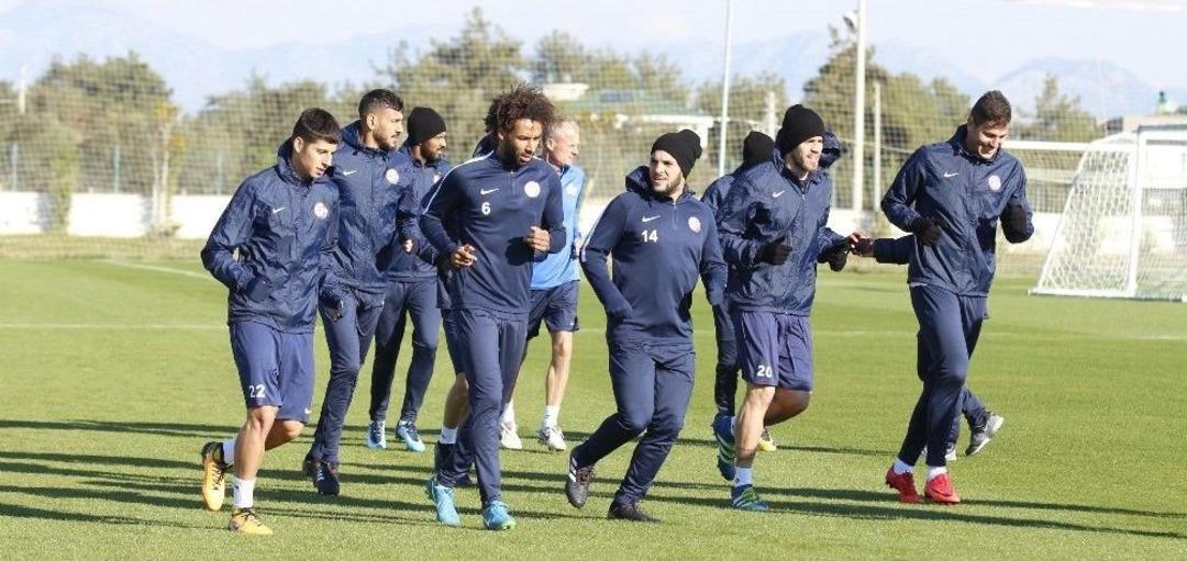 Antalyaspor, R&uuml;zgar Altında &Ccedil;alıştı