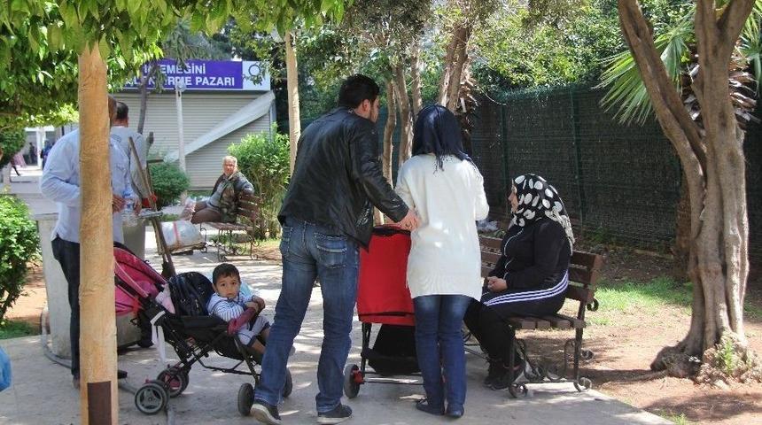 Bebek Arabasıyla Hırsızlık Yaptıkları İddia Edilen 2 Kadın Yakalandı