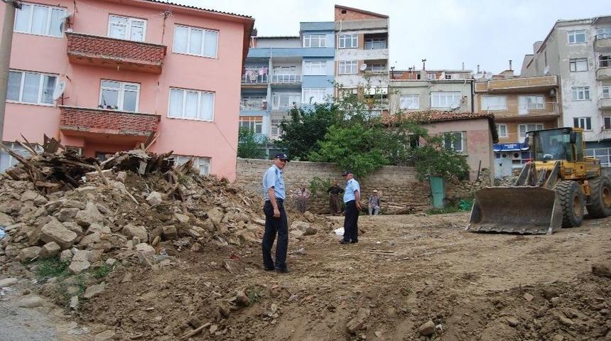 Uyuşturucu Yuvaları Metruk Binalar Tek Tek Yıkılıyor