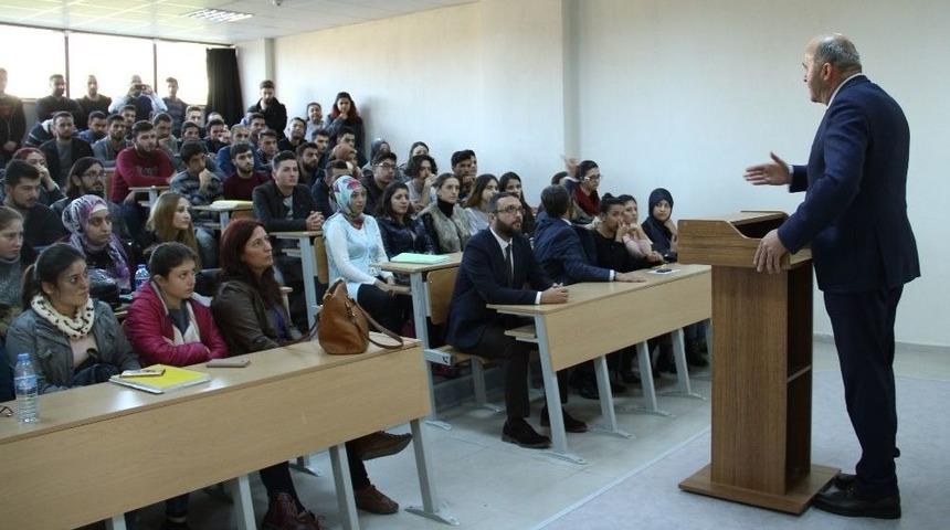 Başkan Ert&uuml;rk, &Uuml;niversiteli Gen&ccedil;lerle Buluştu