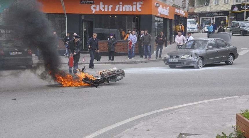 Otomobille &Ccedil;arpışan Motosiklet Alev Alev Yandı