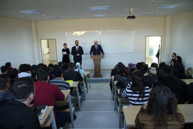 Başkan Ertürk, Üniversiteli Gençlerle Buluştu