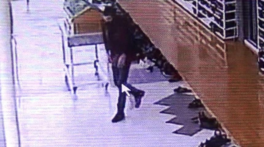 Namaz Kılıyormuş Gibi Yaparak Telefon &Ccedil;aldı