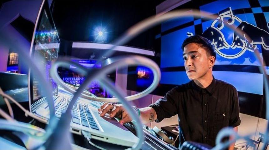 Red Bull Music Sonarlab Sahnesi&rsquo;nin K&uuml;rasyonunu &Uuml;stleniyor