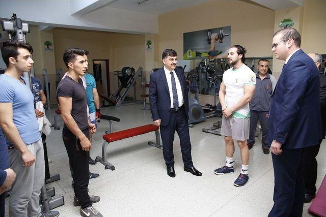 Fadıloğlu Spor Merkezlerinde Gençleri Ziyaret Etti