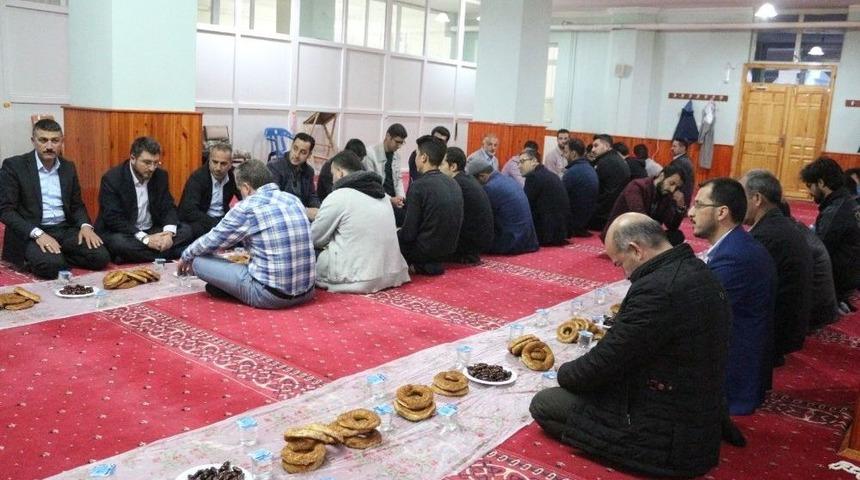 İftarlarını Hurma Ve Simit İle A&ccedil;tılar