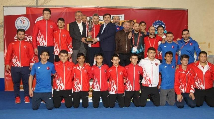 G&uuml;reşin Yıldızlarının &Ouml;d&uuml;lleri Başkan K&ouml;şker&rsquo;den