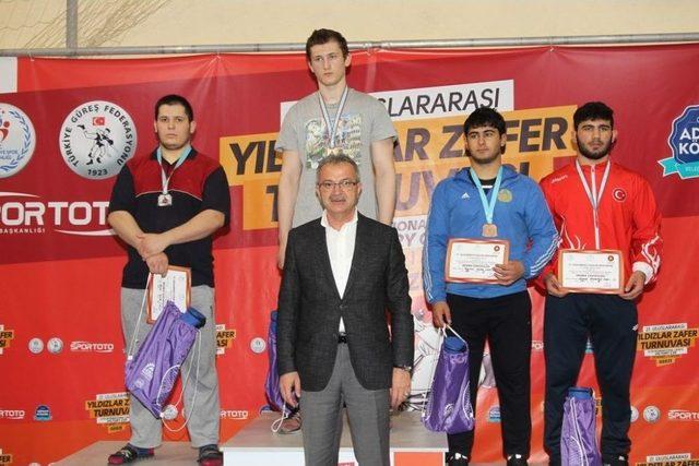 Güreşin Yıldızlarının Ödülleri Başkan Köşker’den 2