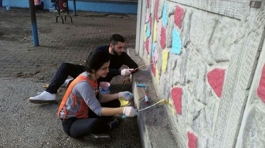 D&uuml;zce &Uuml;niversitesi &Ouml;ğrencileri Okulların Duvarlarını Renklendiriyor