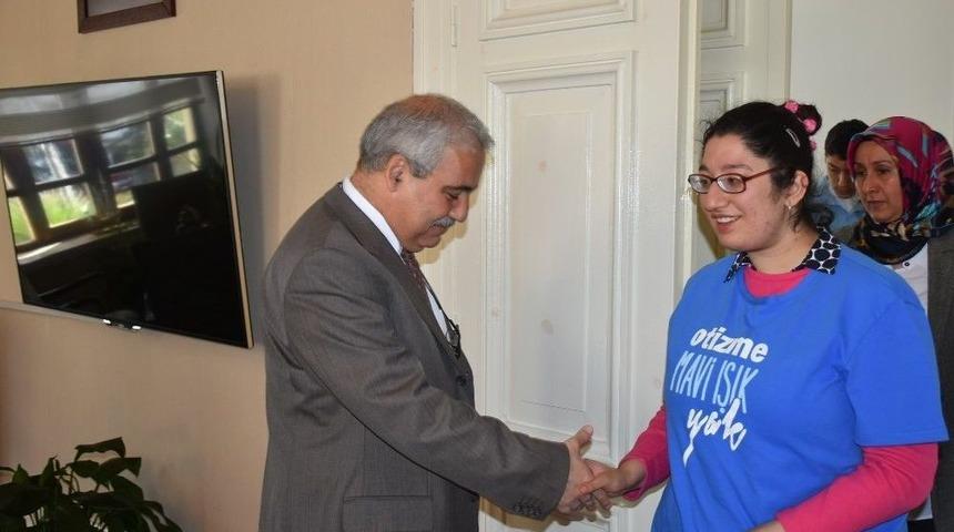 Vali G&uuml;ven&ccedil;er, Otistik Bireyleri Ağırladı