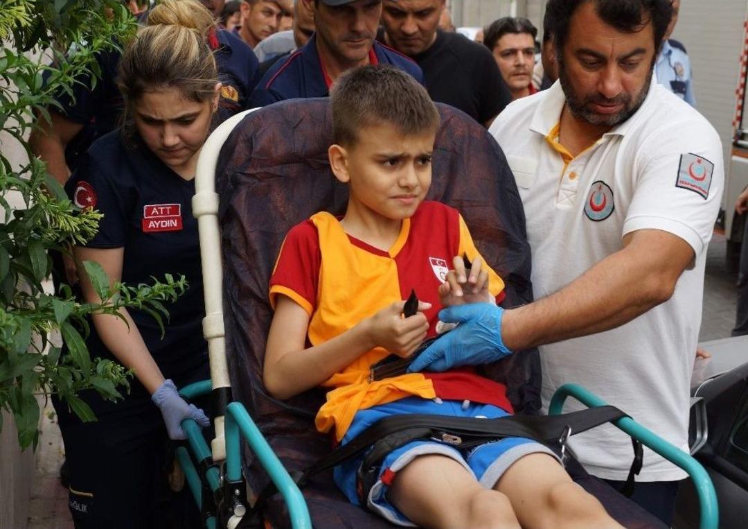 Kapıyı Kullanmayınca, Koluna Saplanan Demirle Hastaneye Kaldırıldı