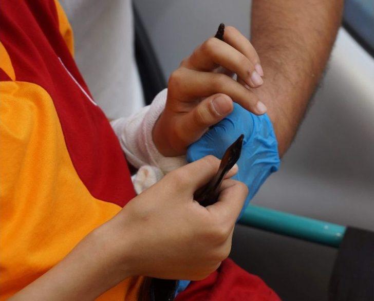 Kapıyı Kullanmayınca, Koluna Saplanan Demirle Hastaneye Kaldırıldı G4