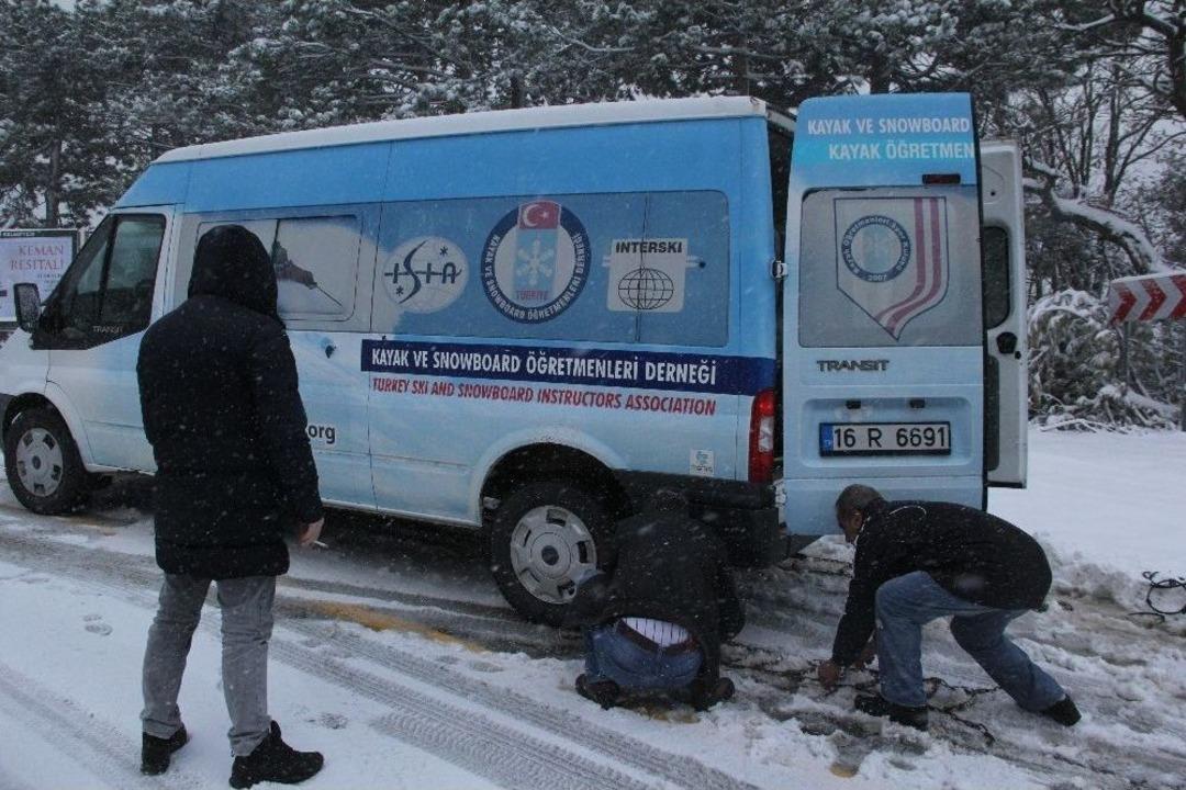 Bursa&rsquo;nın Y&uuml;ksek Kesimlerine Kar Yağdı, Zincircilerin Y&uuml;z&uuml; G&uuml;ld&uuml;