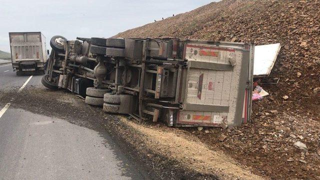 Sürücünün Direksiyon Hakimiyetini Kaybettiği Kamyon Yan Yattı