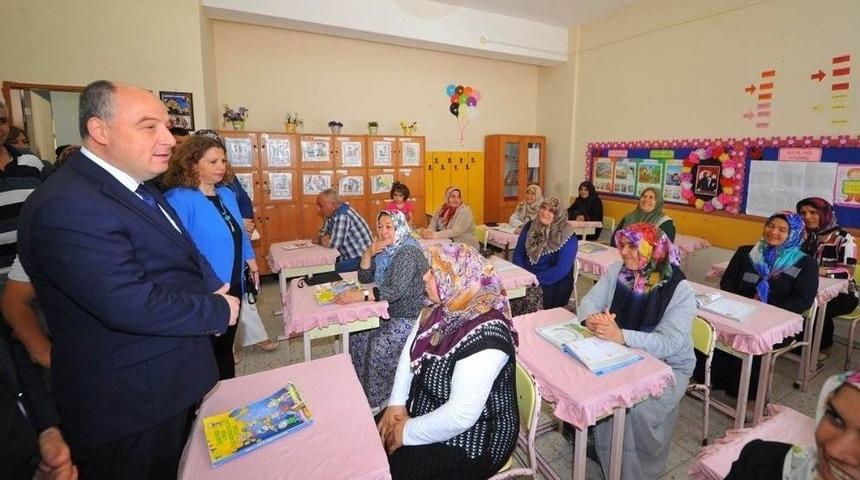 Osmaniye&rsquo;de A&ccedil;ılan Okuma Yazma Kursları İlk Mezunlarını Verdi