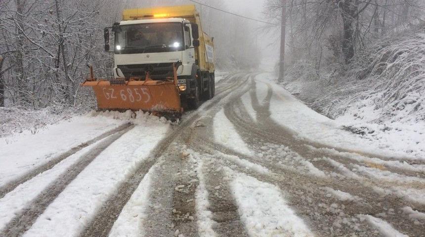 Kocaeli&rsquo;de 410 Kişilik Ekip Karla M&uuml;cadele Ediyor