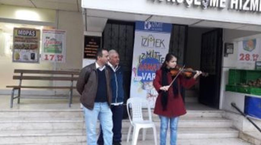 İzmit Sokaklarında Keman Sesi Y&uuml;kseliyor